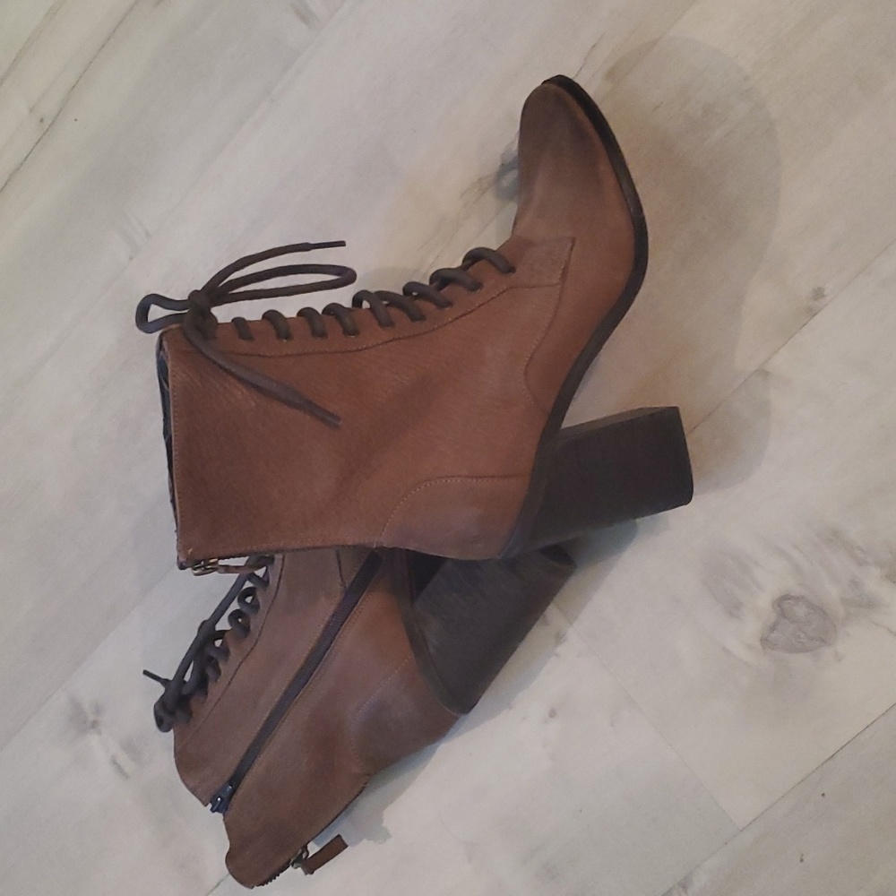 Lace up leather boots by Boutique 9.